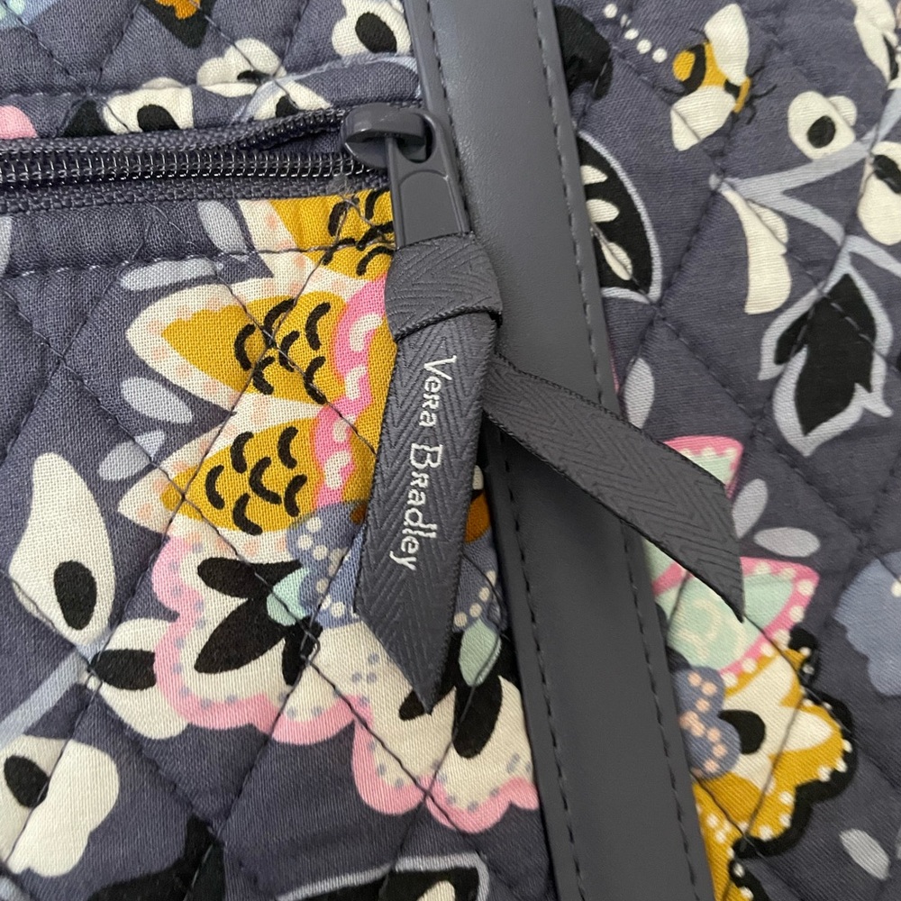 *SALE* VERA BRADLEY Quilted Bag & KEY TAG, 6 interior pockets. Holds a lot - Picture 5 of 9